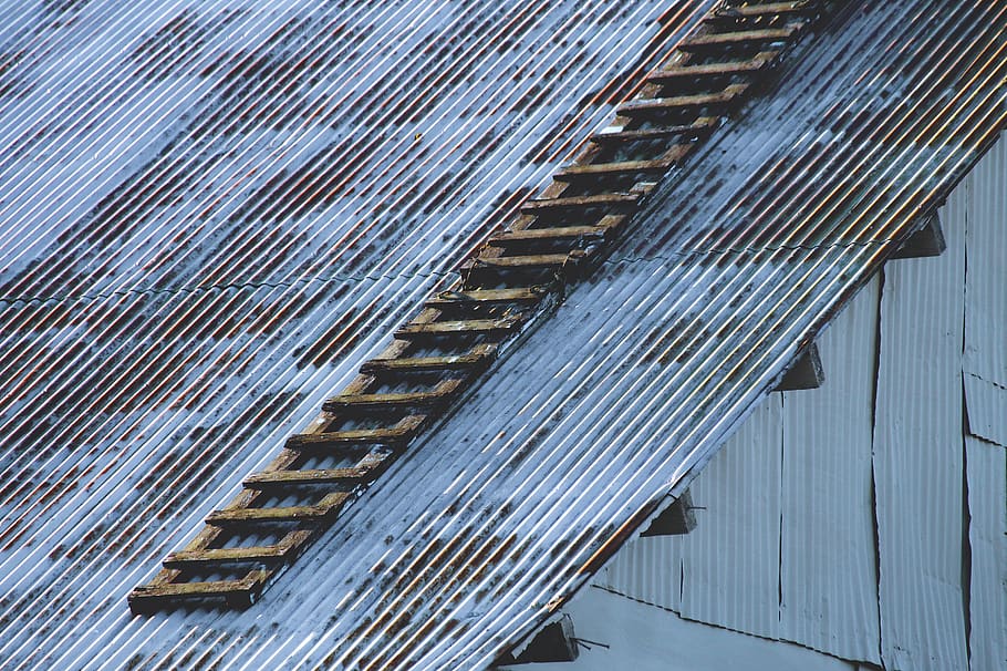 What are the Signs a Commercial Roof needs Repair or Replacement?